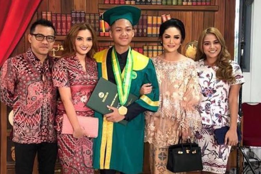 instagram.com/ashanty_ash