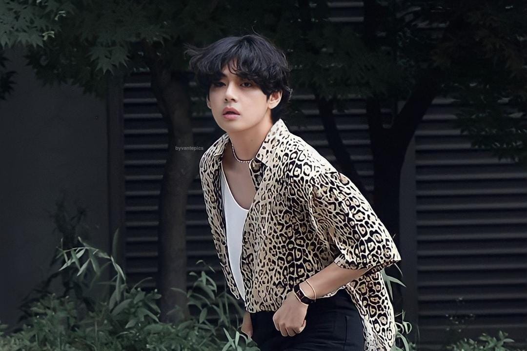 V 'BTS' Terbang ke Paris untuk Hadiri CELINE Men's Summer 2023