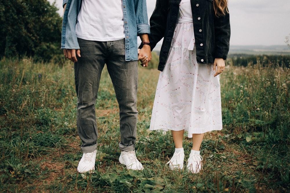 8 Cara Berpegangan Tangan Bersama Pasangan dan Maknanya