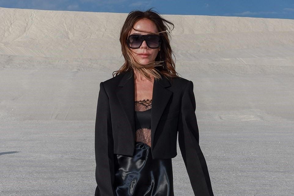 Penampilan Victoria Beckham di Gurun Garam untuk Jacquemus