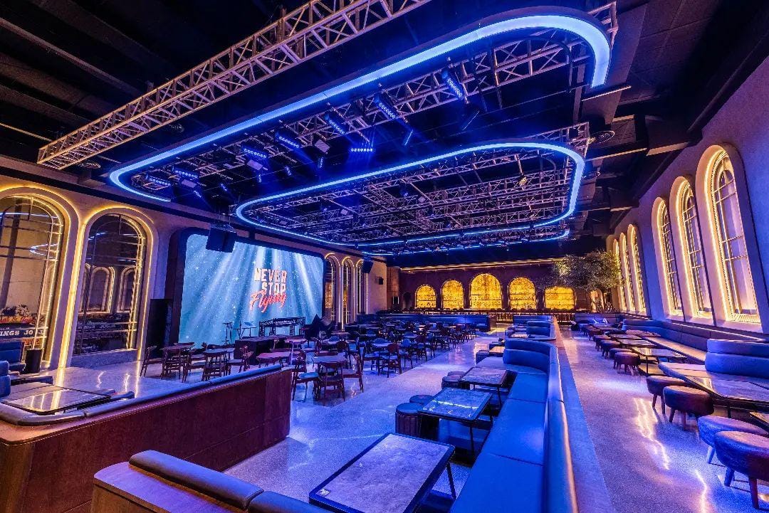 instagram.com/hollywingsjogja