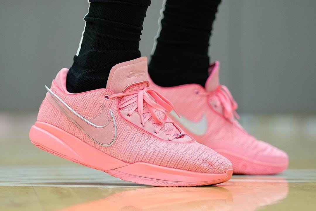Kolaborasi Nike x LeBron untuk Sneaker LeBron 20 Warna Pink