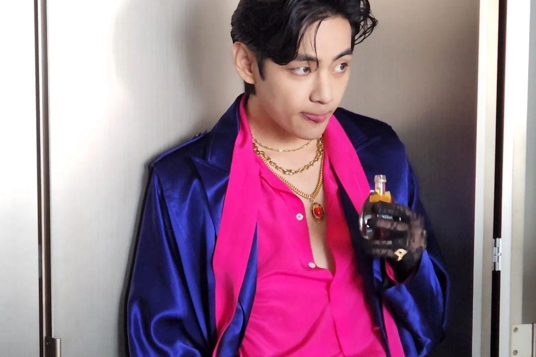 Gaya V 'BTS' Pakai Outfit Valentino untuk Pemotretan Majalah