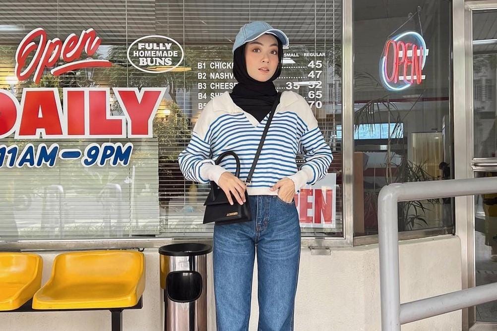 Ide Padu-padan Outfit Pakai Striped Shirt untuk Cewek Hijabers