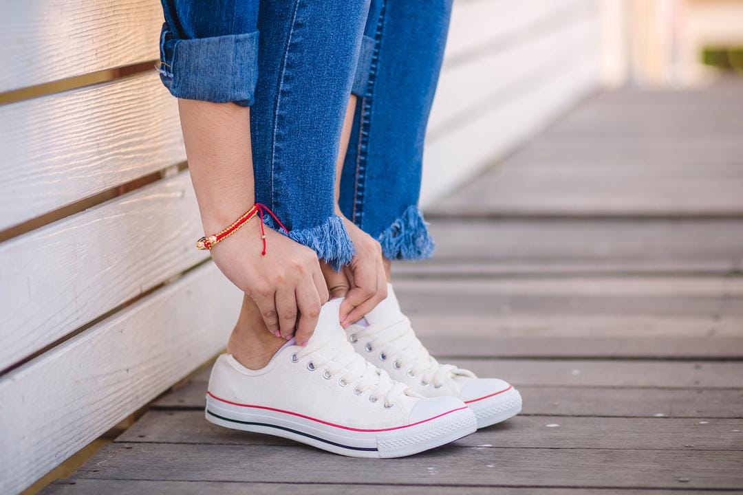 Cara Mengatasi Sepatu Kain yang Berjamur, Nggak Sulit Kok!