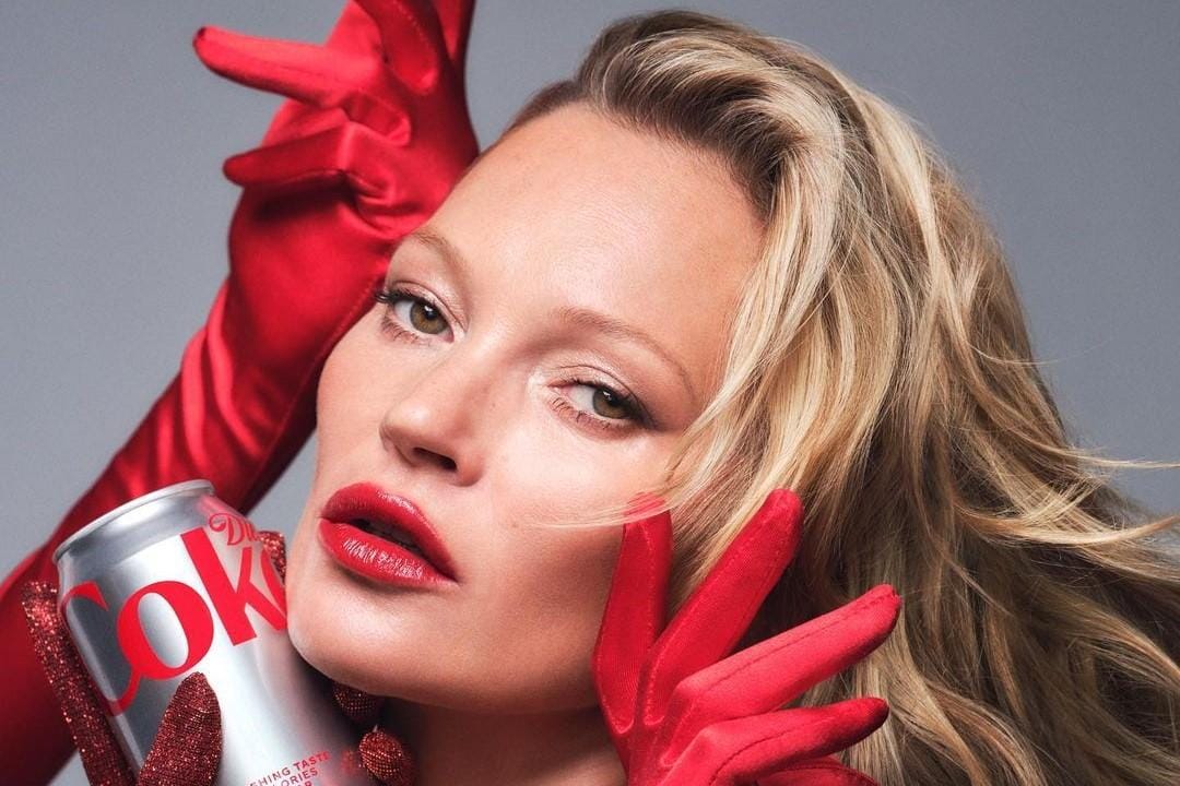 Kate Moss Lakukan Pemotretan High Fashion untuk Diet Coke
