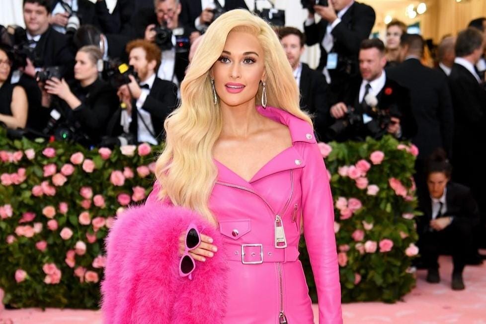 8 Seleb Hollywood yang Pernah 'Tiru' Gaya Seksi dan Nyentrik Barbie