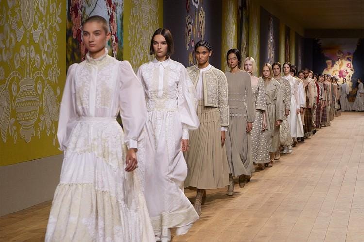 Koleksi Bernuansa Klasik Dior Fall/Winter 2022 Haute Couture