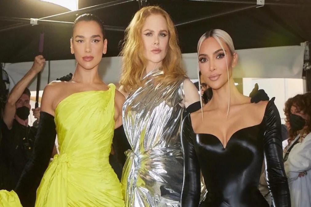 Aksi Para Artis yang Berjalan di Runway Balenciaga Haute Couture 2023