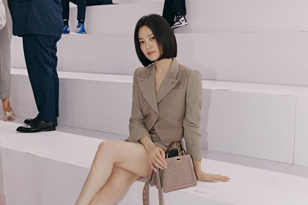 Gaya Elegan Song Hye Kyo di Front Row Fendi Couture Fall/Winter 2022