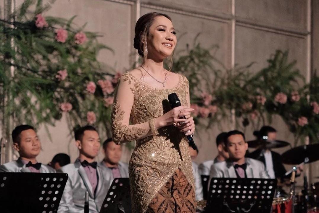 Inspirasi Model Kebaya Brokat Warna Emas yang Mewah
