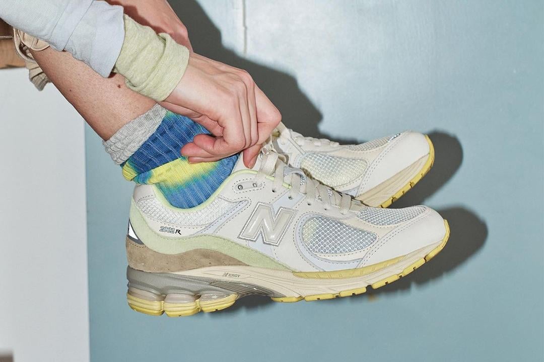 Netral tapi Statement! Intip Koleksi AURALEE x New Balance 2002R