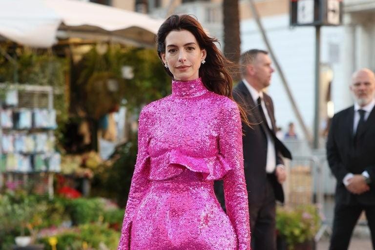 Anne Hathaway Tampil Mirip Barbie Pakai Mini Dress Valentino