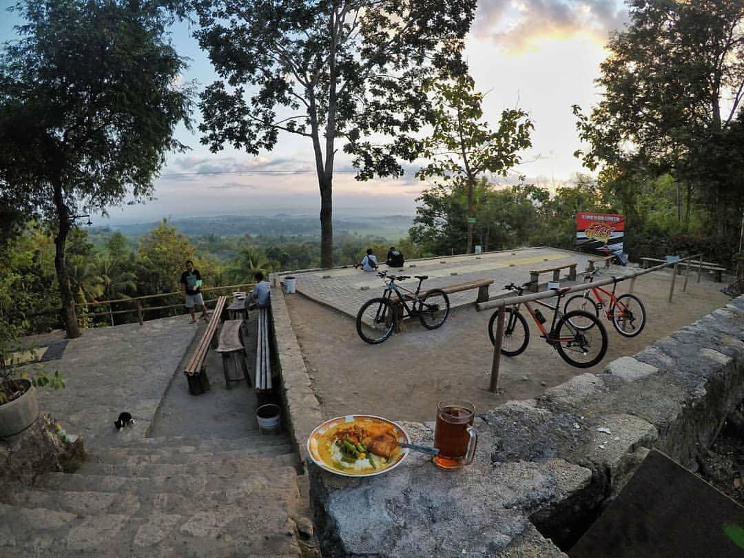 instagram.com/angkringan.puncak.bibis