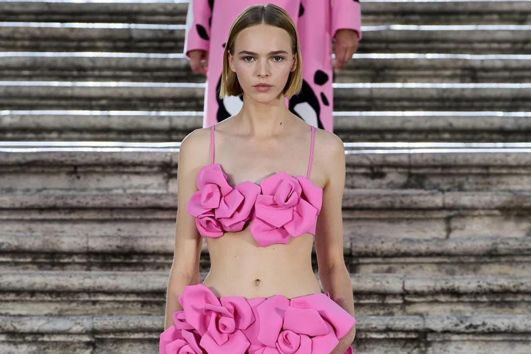 7 Hal Menarik dari Koleksi Valentino Fall 2022 Couture, Penuh Warna!