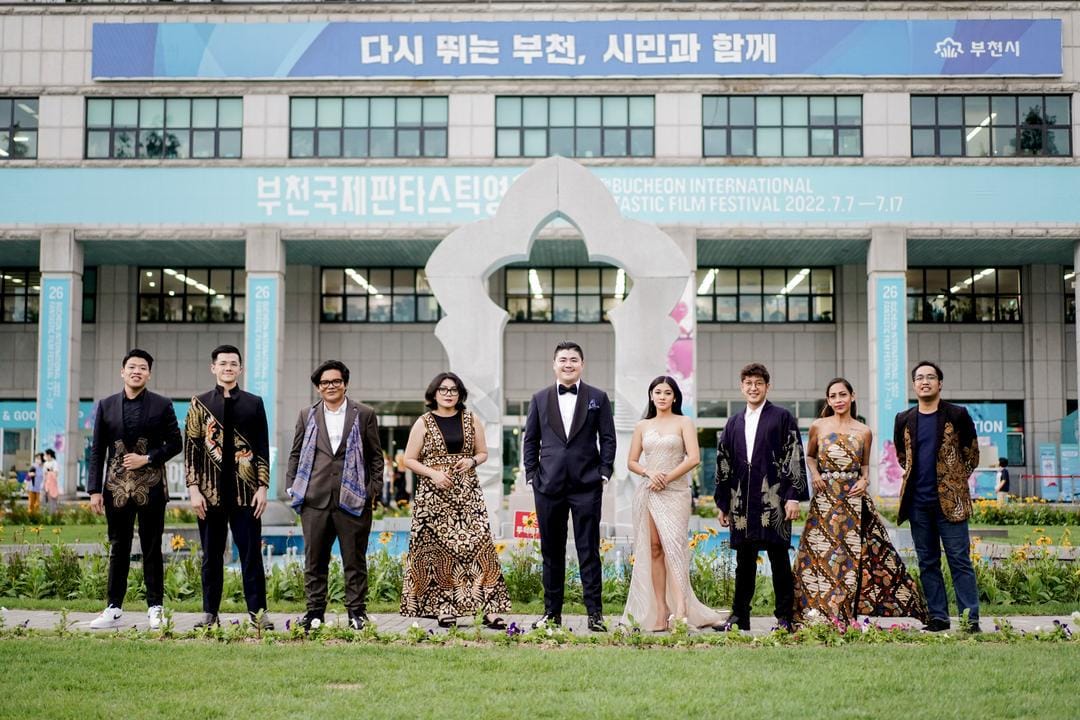 Para Filmmakers 'Inang' Pakai Outfit Nuansa Indonesia di BIFAN Korea
