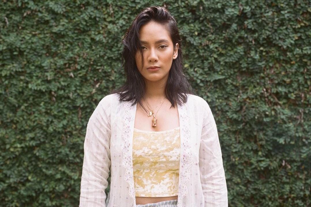 Cara Pakai Kebaya dengan Gaya Modern a La Tara Basro
