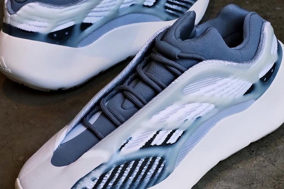 Detail pada Sneaker adidas YEEZY 700 V3 Terbaru 'Fade Salt'