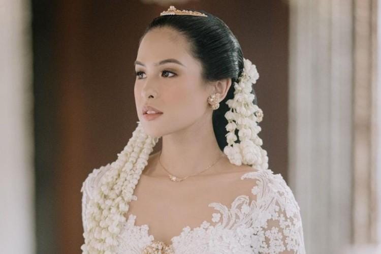Anggun dan Elegan, 7 Artis Ini Menikah dengan Adat Jawa