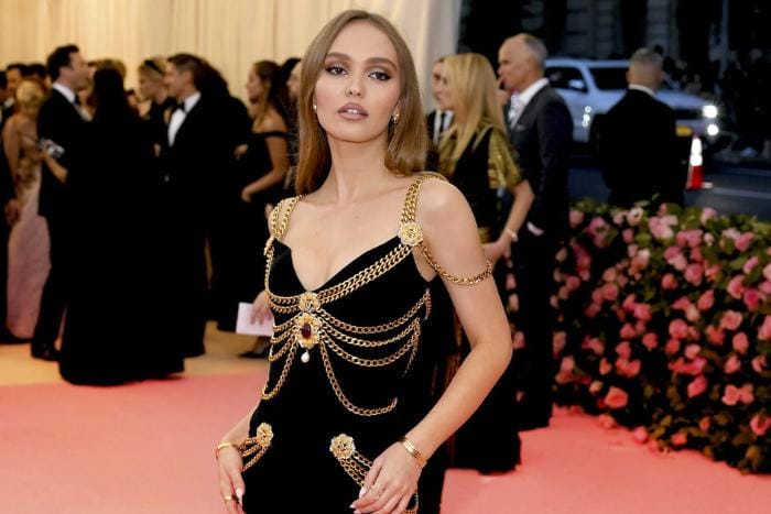 7 Gaya Ikonik Lily-Rose Depp Kenakan Dress Rancangan Chanel