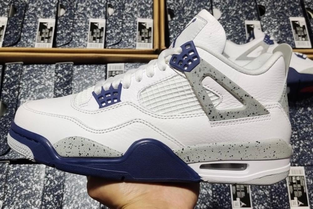 Sneaker Air Jordan 4 akan Keluarkan Warna Baru 'White/Midnight Navy'