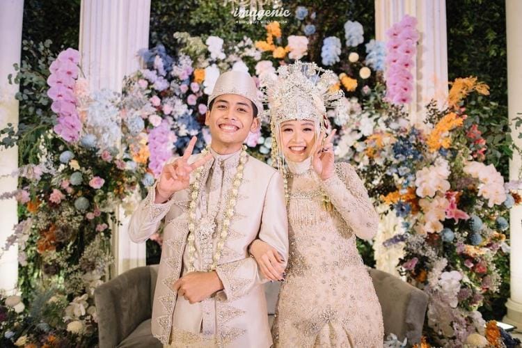 6 Gaya Bintang Emon dan Istri, Pre-Wedding hingga Hari Pernikahan