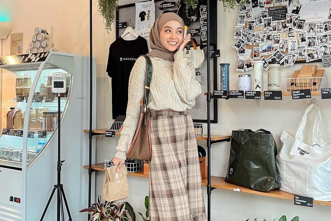Ide Outfit Kuliah Pakai Rok untuk Perempuan Hijab