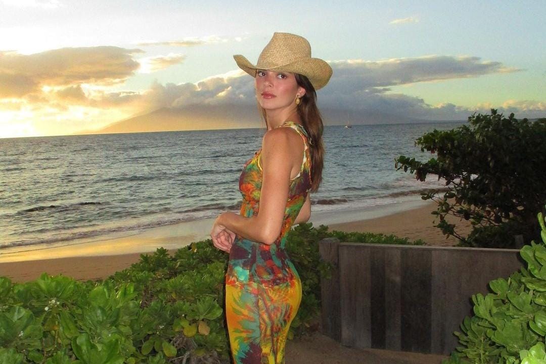 OOTD Pantai Kendall Jenner, Pakai Sheer Dress Jadul Jean Paul Gaultier