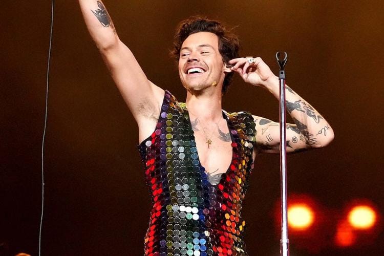 Deretan Gaya Nyentrik Harry Styles di Atas Panggung