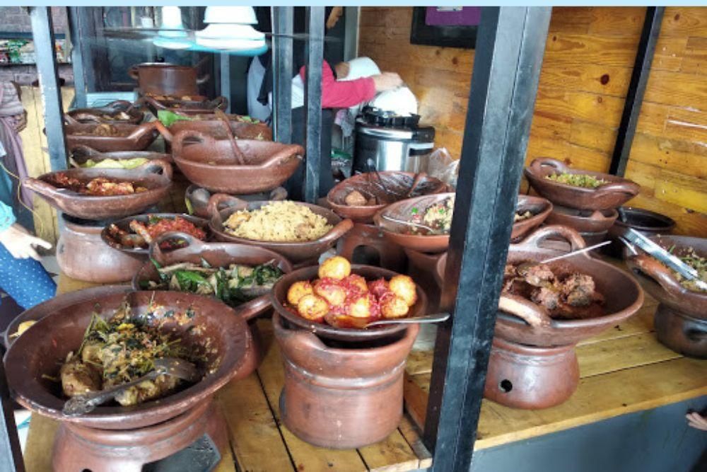 instagram.com/gudeg_yu_narni