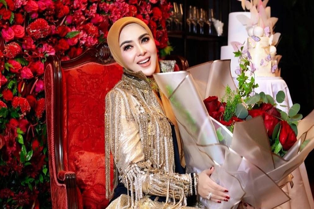 Syahrini Pakai Oufit Serba Emas saat Rayakan Ultah ke-40