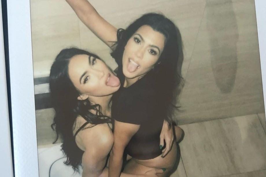 Kourtney Kardashian & Megan Fox Sebar Foto Tak Senonoh di Instagram