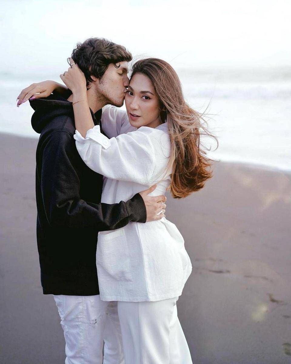 Instagram.com/dindakirana.s