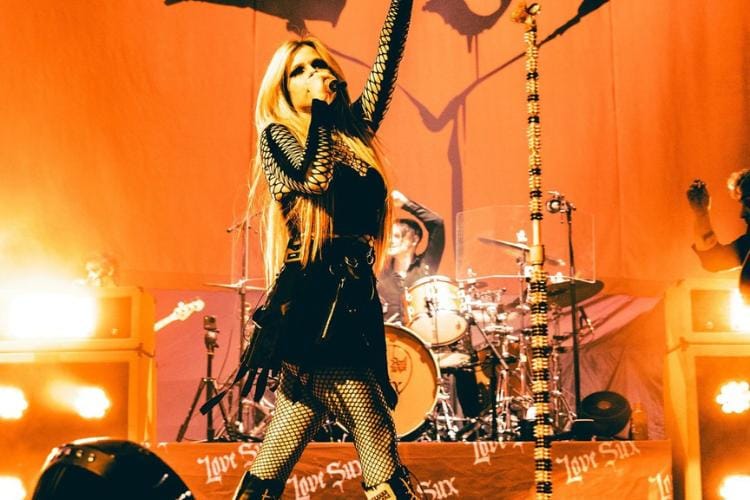 Gaya Ikonik Avril Lavigne di Atas Panggung dari Masa ke Masa