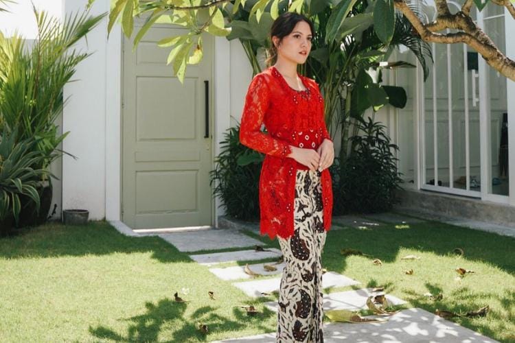 Gaya Artis Indonesia Mantan Anggota Paskibra dalam Balutan Kebaya