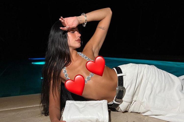 Aksi Seksi Dua Lipa Pakai Bra Mini di Momen Ulang Tahun ke-27